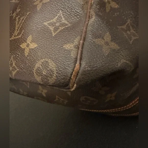 Authentic Louis Vuitton travel bag - Picture 13 of 16
